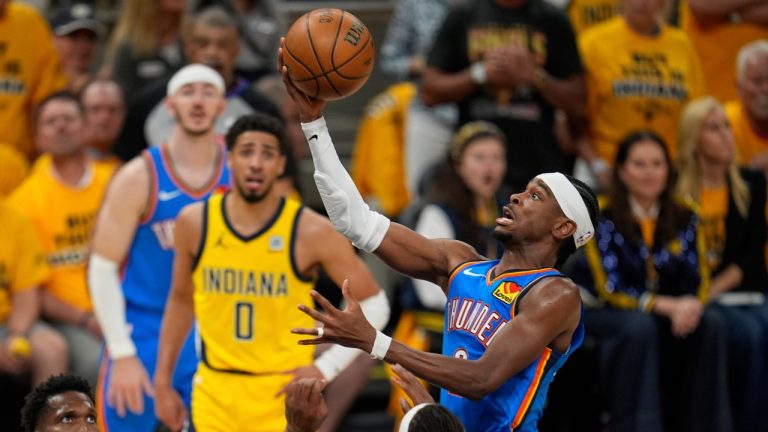 足坛一夜动态：AC米兰大逆转登顶意甲第1，B费创纪录曼联复仇狼队